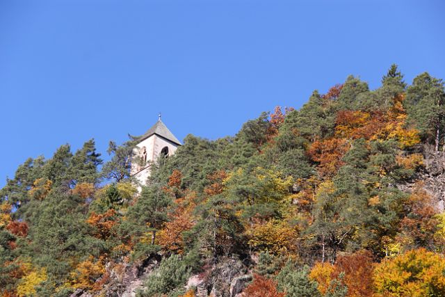031-keschtnweg-032.jpg - Ein Kirchturm versteckt sich im Wald.