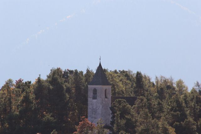 075-keschtnweg-099.jpg - Ein Kirchturm mitten im grünen.